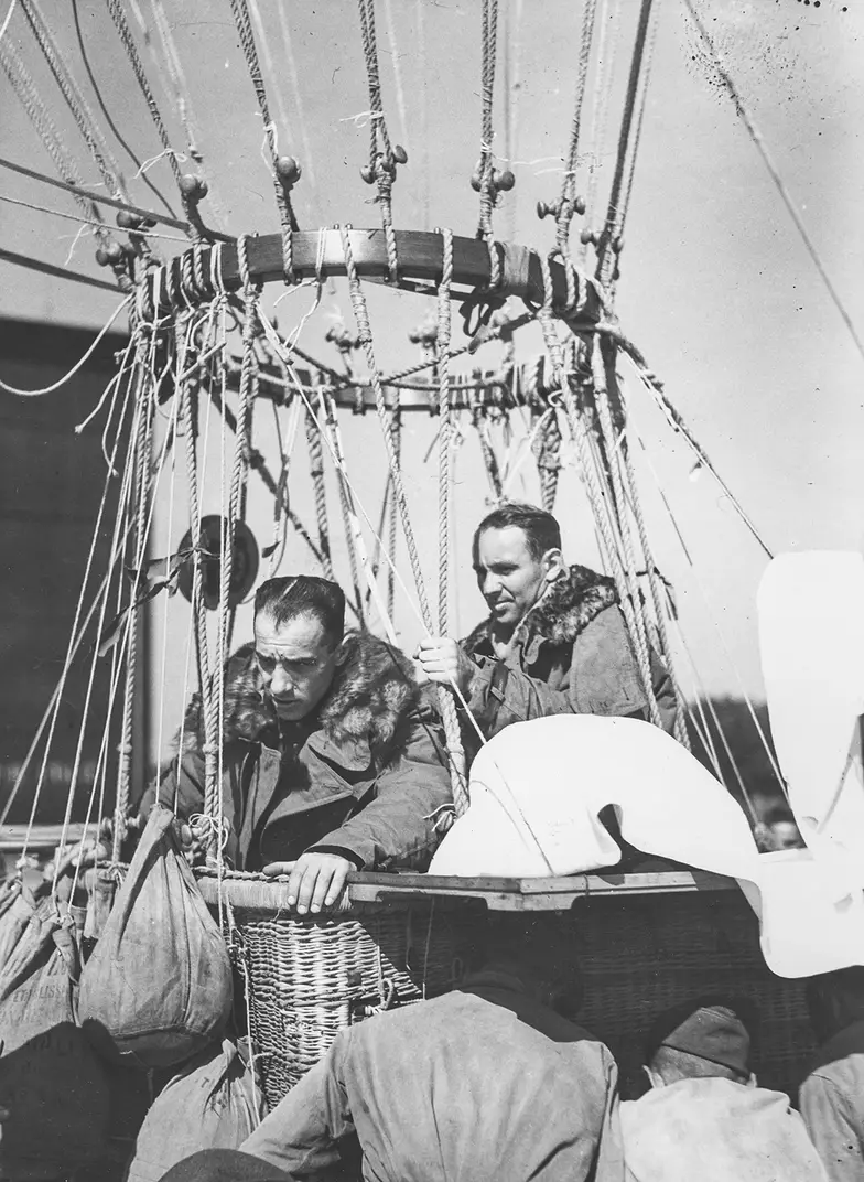 Zbigniew Burzyński i Konstanty Jodko-Narkiewicz w gondoli balonu „Toruń” przed lotem do stratosfery, Jabłonna, 1936 r. // Narodowe Archiwum Cyfrowe