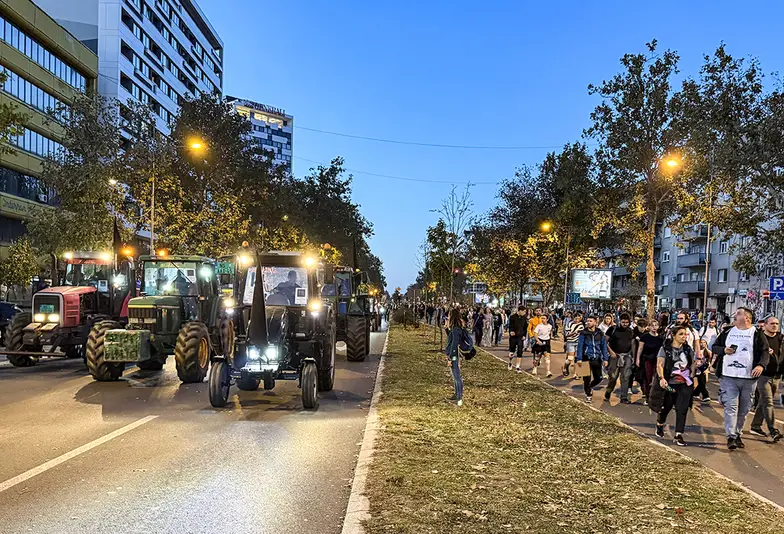 Traktory uczestniczące w marszu pamięci w Nowym Sadzie, 1 listopada 2025 r. // Fot. Juliusz Pielichowski