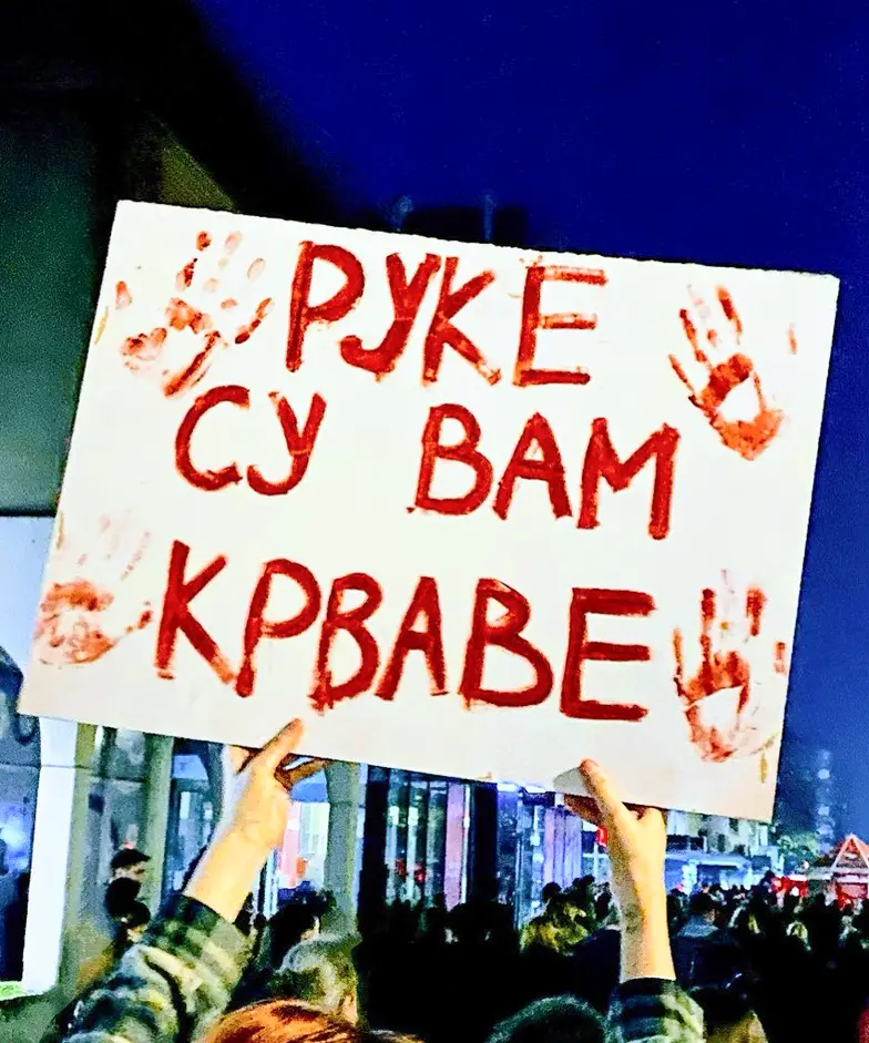 Transparent z napisem „Macie krew na rękach”, Nowy Sad, 5 listopada 2024 r. // archiwum prywatne Jovany Vujić 