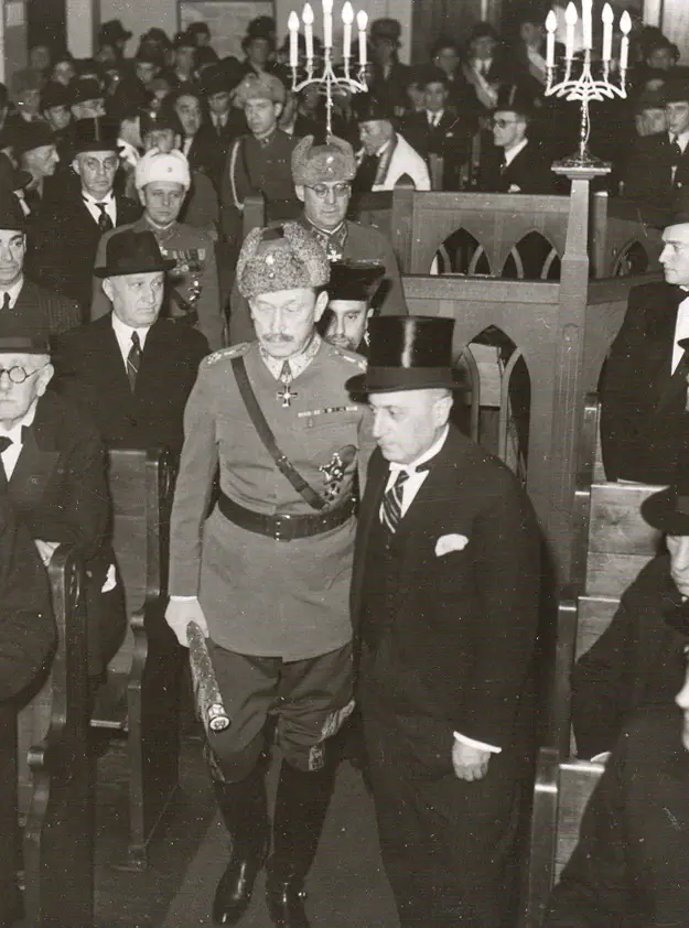 Prezydent i wódz naczelny Finlandii Carl Mannerheim (pośrodku w mundurze) odwiedził synagogę w Helsinkach, aby oddać hołd poległym żołnierzom narodowości żydowskiej. 6 grudnia 1944 r. // domena publiczna Prezydent i wódz naczelny Finlandii Carl Mannerheim (pośrodku w mundurze) odwiedził synagogę w Helsinkach, aby oddać hołd poległym żołnierzom narodowości żydowskiej. 6 grudnia 1944 r. // domena publiczna