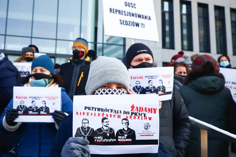Protest „Iustitii” w solidarności z represjonowanymi sędziami. Kraków, 18 stycznia 2021 r. // Fot. Beata Zawrzel / REPORTER Protest „Iustitii” w solidarności z represjonowanymi sędziami. Kraków, 18 stycznia 2021 r. // Fot. Beata Zawrzel / REPORTER