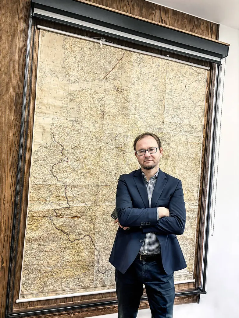 Wojciech Konończuk w siedzibie Ośrodka Studiów Wschodnich. W tle sowiecka mapa z wyrysowaną linią graniczną paktu Ribbentrop-Mołotow. Warszawa, listopad 2025 r. // Fot. Michał Okoński Wojciech Konończuk w siedzibie Ośrodka Studiów Wschodnich. W tle sowiecka mapa z wyrysowaną linią graniczną paktu Ribbentrop-Mołotow. Warszawa, listopad 2025 r. // Fot. Michał Okoński