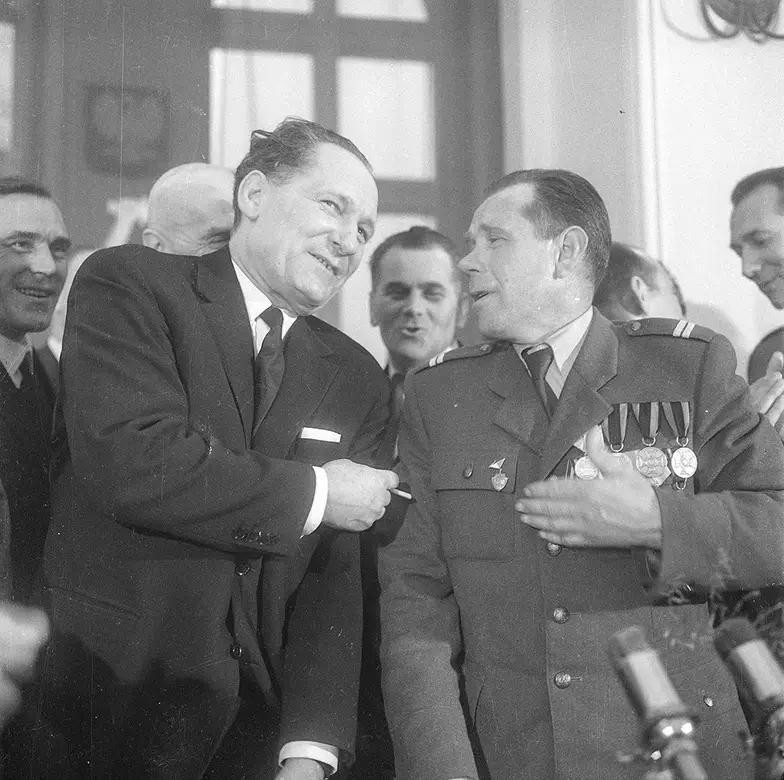Mieczysław Moczar (z lewej) na spotkaniu z kombatantami. Warszawa, 1966 r. // Fot. Zbyszko Siemaszko / Narodowe Archiwum Cyfrowe