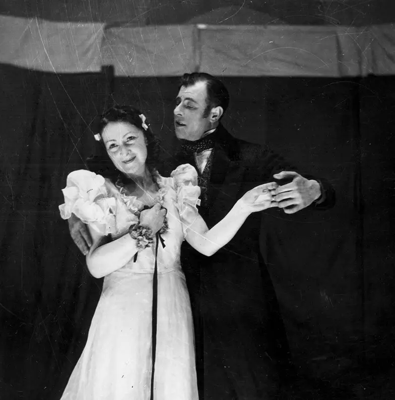 Wojskowa czołówka teatralna "Lwowska Fala" - przedstawienie pt. "Kochajmy się". Kazimierz Wajda i Mira Grelichowska. 1942 r. // Fot. Czesław Datka / Narodowe Archiwum Cyfrowe