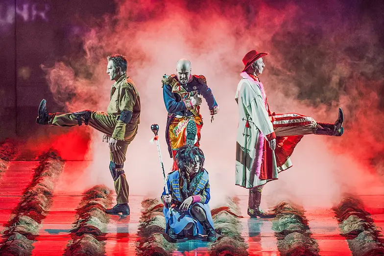 Karol Pocheć (książę Józef), Paweł Paprocki (Dąbrowski), Anna Grycewicz (Wita), Cezary Kosiński (Kościuszko) w przedstawieniu „Termopile polskie”, reż. Jan Klata, Teatr Narodowy w Warszawie // Fot. Karolina Jóźwiak / Archiwum Artystyczne Teatru Narodowego