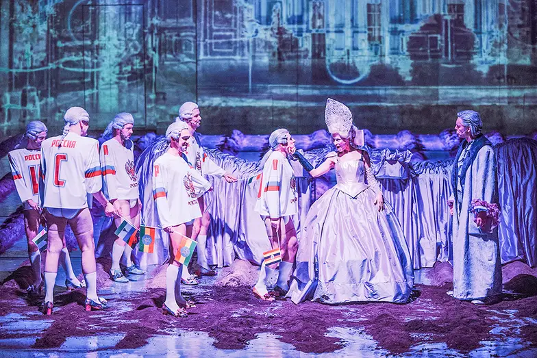 Kamil Mrożek, Robert Jarociński, Mateusz Kmiecik, Marcin Przybylski, Paweł Paprocki (Dyplomaci), Paweł Tołwiński (marszałek de Ligne), Danuta Stenka (caryca Katarzyna), Oskar Hamerski (kniaź Patiomkin) w przedstawieniu „Termopile polskie”, reż. Jan Klata, Teatr Narodowy w Warszawie // Fot. Karolina Jóźwiak / Archiwum Artystyczne Teatru Narodowego