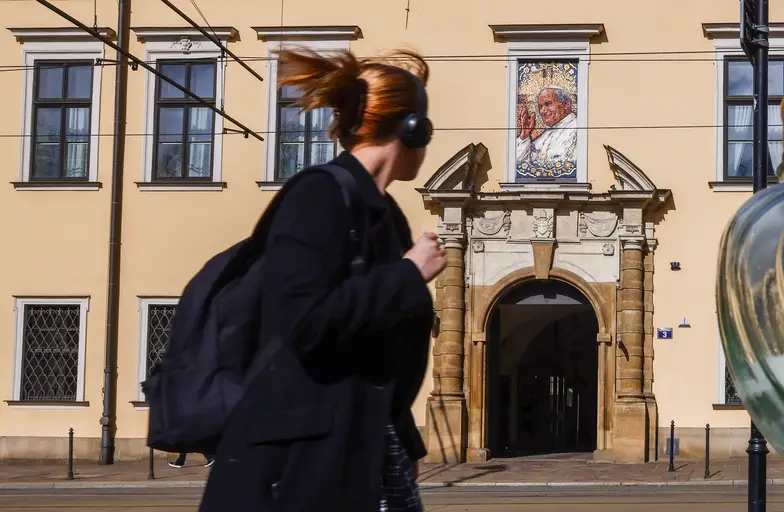 Kuria metropolitalna na ul. Franciszkańskiej 3 i „papieskie okno” zamurowane na polecenie abp. Marka Jędraszewskiego - symbol jego rządów w archidiecezji krakowskiej. Kraków, 10 marca 2023 r. // Fot. Beata Zawrzel / REPORTER
