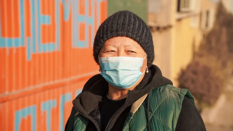 Gulnur Dawletalijewa woli mieszkać w Kirgistanie, zamiast z mężem i dwójką dorosłych już dzieci w Moskwie. Sprzedaje miał węglowy, którym mieszkańcy wsi ogrzewają swoje domy // Fot. Agnieszka Pikulicka-Wilczewska