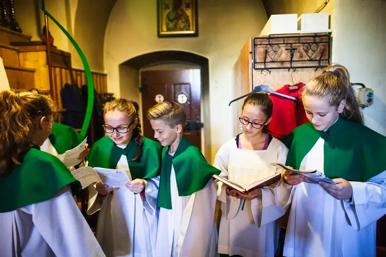 Ministrantki przed niedzielną mszą. Prószków (woj. opolskie), październik 2014 r. // Fot. Sławomir Mielnik dla „TP”