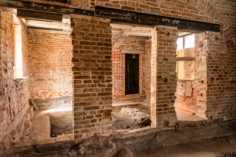 Gmina Gdańsk, projekt: Przywrócenie wartości siedemnastowiecznemu Zespołowi Sierocińca w Gdańsku z konserwacją i rekonstrukcją zabytku oraz adaptacją budynków i terenu dawnej instytucji do nowych funkcji – kultury i turystyki. Stan przed renowacją. // Fot. Rafał Kucharek / Materiały prasowe partnera
