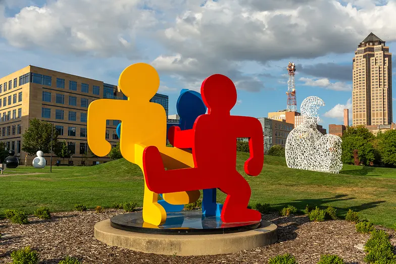 Rzeżba Keitha Haringa, Bez tytułu (Trzy tańczące postacie, wersja C) w Des Moines, Iowa, 2024 r. (zaprojektowana w 1989 r., wykonana w 2009 r.) // Nicola / Adobe Stock