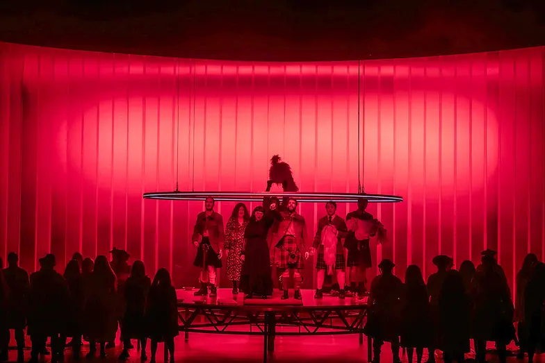 „Makbet”, Giuseppe Verdiego, reż. Krystian Lada, światło: Aleksandr Prowaliński, Konzert und Theater St. Gallen // Fot. Edyta Dufaj / materiały prasowe 