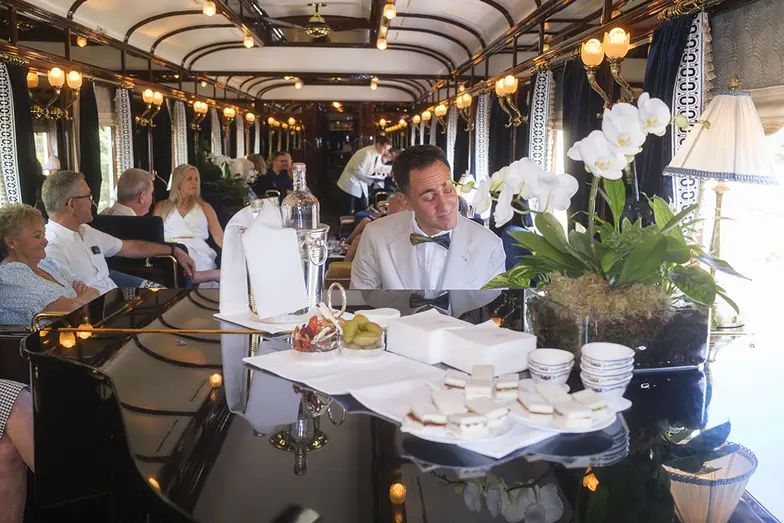 W wagonie Venice Simplon-Orient-Express. Wenecja, czerwiec 2025 r. // Fot. Martin Parr / Magnum Photos / Forum