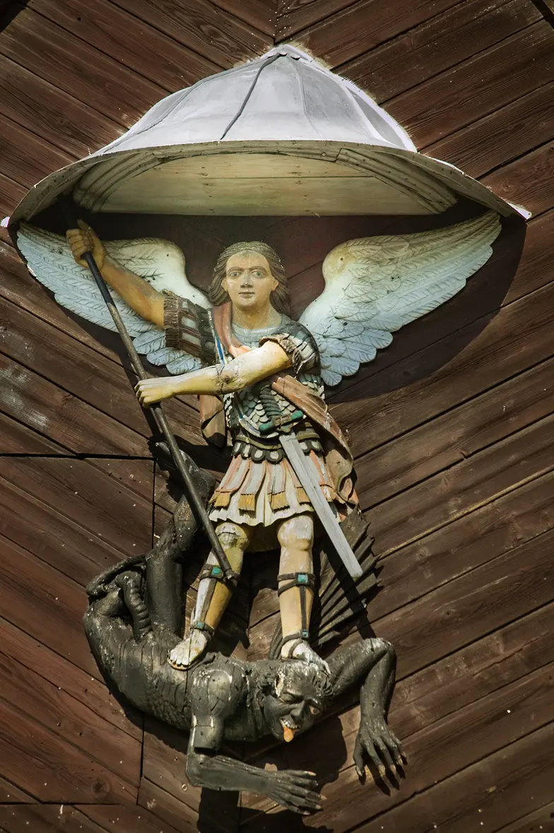 Archanioł Michał depczący diabła – rzeźba drewniana w szczycie barokowego drewnianego kościoła w Szalowej // Fot. Jerzy Strzelecki / Wikipedia