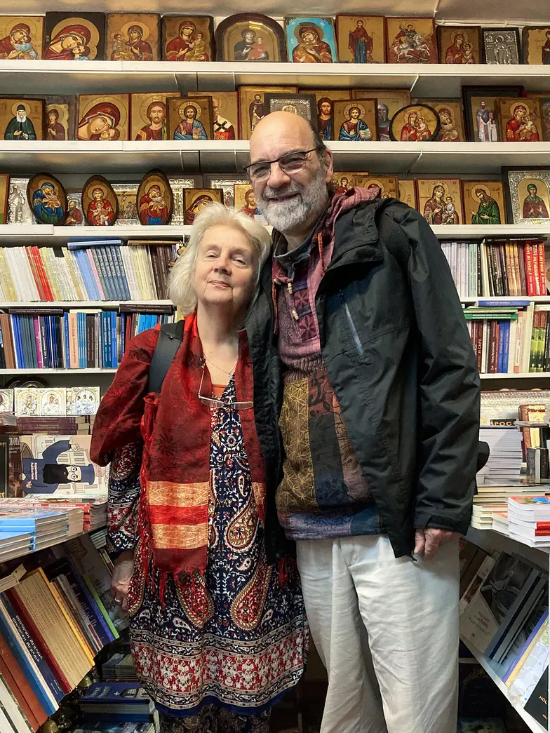Wolfgang Niklaus i Małgorzata Dżygadło-Niklaus w ksiegarni ikonowej w Salonikach, październik 2024 r. // Archiwum prywatne
