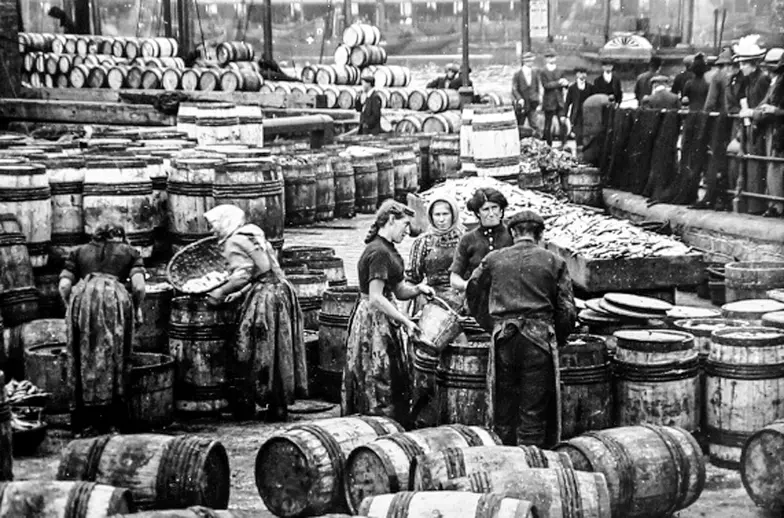 Śledziowe dziewczyny” w porcie Scarborough na wybrzeżu Anglii, około roku 1900 // Fot. KGPA Ltd / Alamy / Be&W
