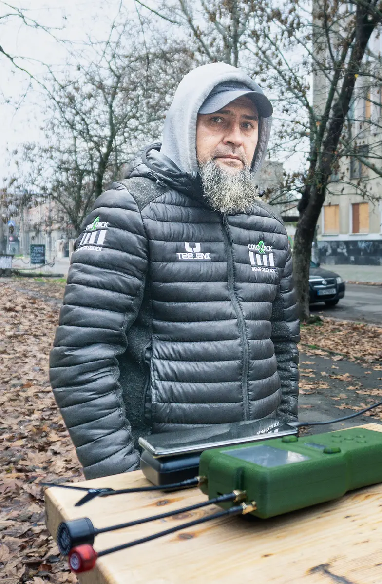 Rościsław z sensorem zwanym „czujką”, który pozwala przechwytywać obraz z dronów latających w pobliżu. Chersoń, 3 grudnia 2025 r. // Fot. Antonina Palarczyk 
