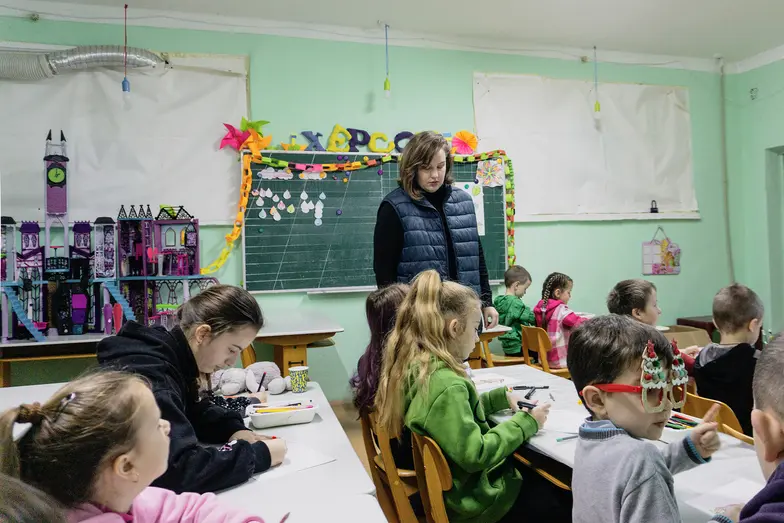 Zajęcia plastyczne dla dzieci w podziemnej świetlicy prowadzone przez nauczycielkę Julię. Chersoń, 4 grudnia 2024 r. // Fot. Antonina Palarczyk 