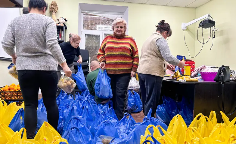 Olga podczas pakowania mikołajowych prezentów dla dzieci z rodzin zrzeszonych w Centrum Sofia. Chersoń, 5 grudnia 2025 r. // Fot. Antonina Palarczyk