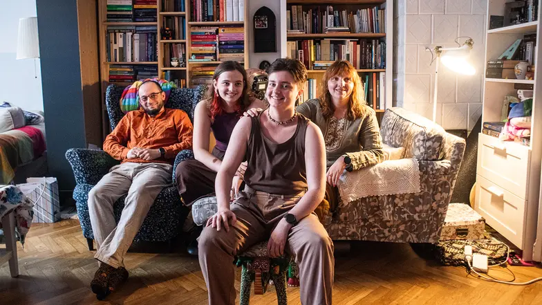 Bartek, Cherry, Nuka i Monika w swoim krakowskim mieszkaniu. 12 października 2025 r. // Fot. Jacek Taran