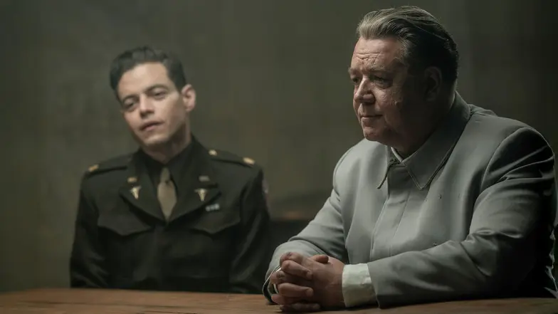 Rami Malek i Russell Crowe w filmie „Norymberga”, reż. James Vanderbilt, 2025 r. // Materiały prasowe Monolith Film