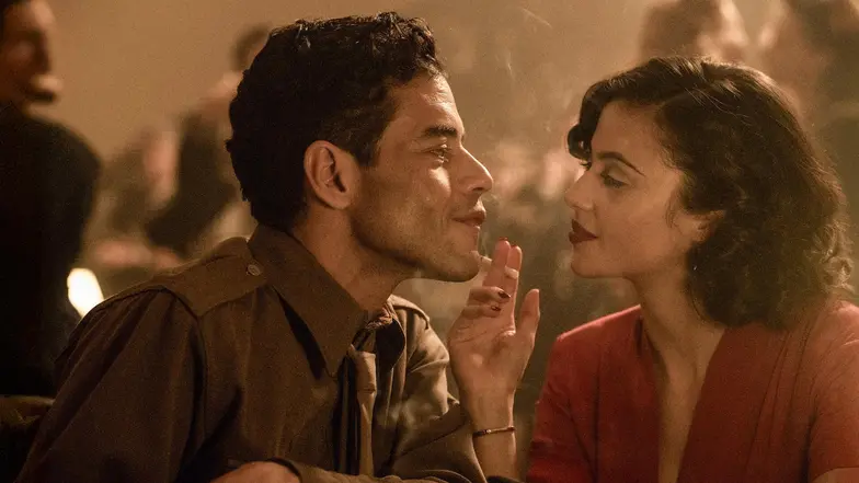 Rami Malek i Lydia Peckham w filmie „Norymberga”, reż. James Vanderbilt, 2025 r. // Materiały prasowe Monolith Film