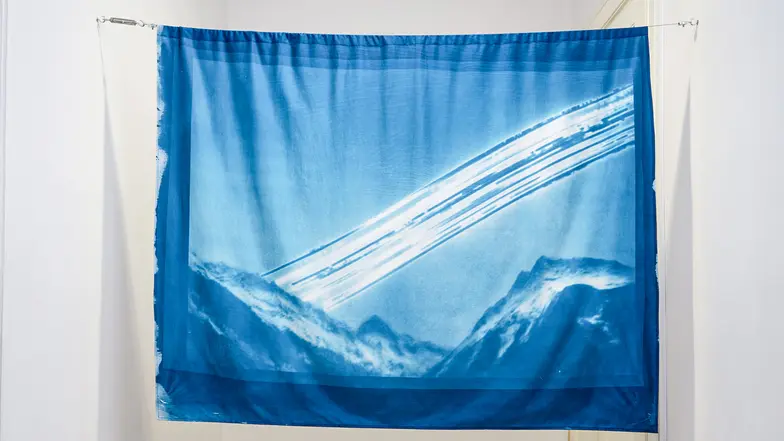 Diana Lelonek, „Solarstalgia”, cyjanotypia na tkaninie bawełnianej, 570x487cm. Praca realizowana pośród lodowców alpejskich, 2024 r. // Fot. Bartosz Górka / materiały prasowe Diana Lelonek, „Solarstalgia”, cyjanotypia na tkaninie bawełnianej, 570x487cm. Praca realizowana pośród lodowców alpejskich, 2024 r. // Fot. Bartosz Górka / materiały prasowe