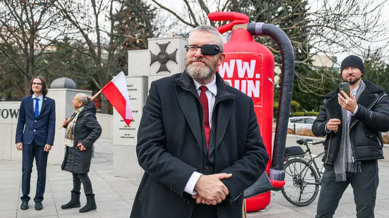 Europoseł Grzegorz Braun z dmuchaną gaśnicą przed Sejmem. Warszawa, 14 listopada 2025 r. // Albert Zawada / PAP