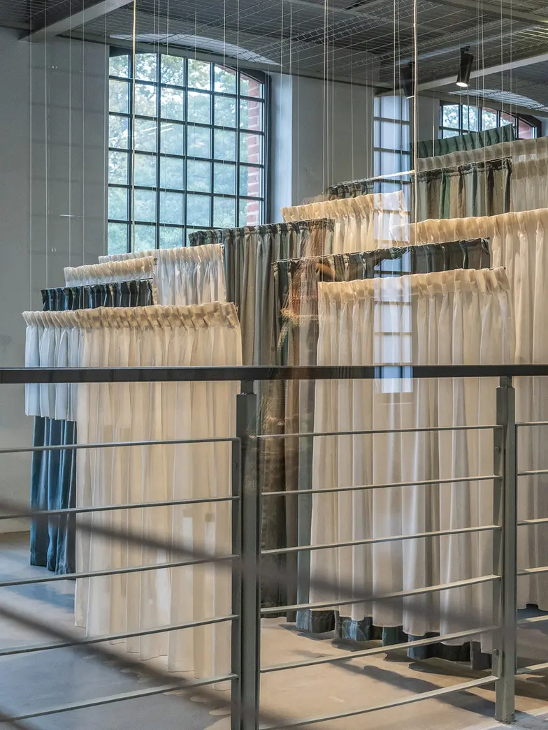 Charlott Markus (Holandia / Szwecja), Przepierzenie #8 (chmury i ekrany dźwiękowe), Iteracja II, 2023. 18. Międzynarodowe Triennale Tkaniny // Fot. HaWa / materiały prasowe Charlott Markus (Holandia / Szwecja), Przepierzenie #8 (chmury i ekrany dźwiękowe), Iteracja II, 2023. 18. Międzynarodowe Triennale Tkaniny // Fot. HaWa / materiały prasowe