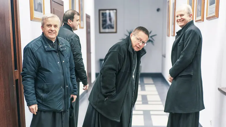 Kardynał Grzegorz Ryś z księżmi, od lewej: ks. Roman Bogacz, ks. Sebastian Kowalczyk, kard. Grzegorz Ryś, ks. Tomasz Szopa. Sanktuarium św. Jana Pawła II w Krakowie, 17 grudnia 2025 r. // Fot. Grażyna Makara