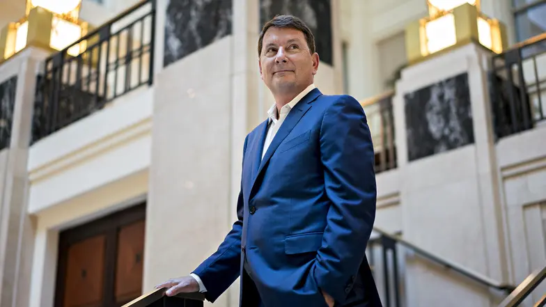 Dzięki powiązaniom z administracją Trumpa, Ballard Partners jest dziś najlepiej opłacaną firmą lobbingową w USA. Na zdjęciu jej właściciel Brian Ballard: z Trumpem znają się od lat 80. XX wieku, a w 2016 r. Ballard zbierał fundusze na jego kampanię. // Fot. Andrew Harrer / Bloomberg / Getty Images