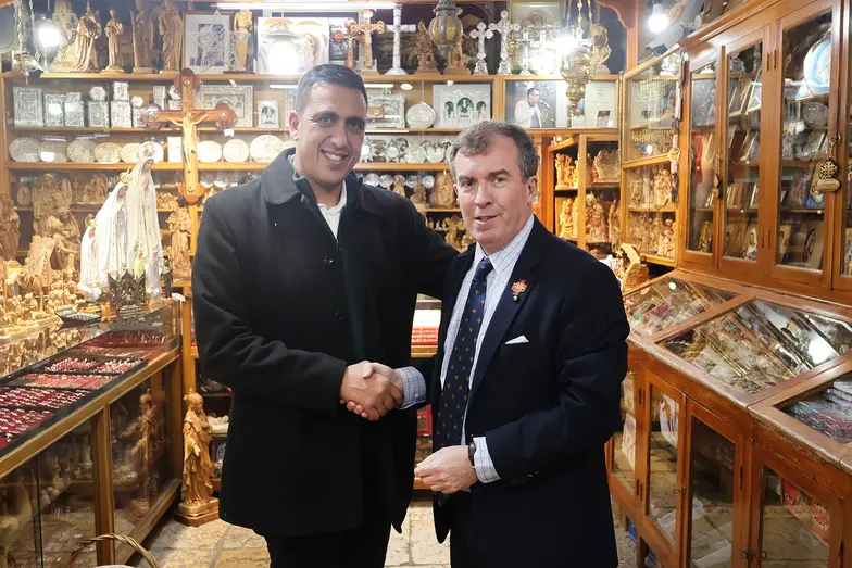 Ronnie Tabash (z lewej) prowadzi w Betlejem znany sklep z pamiątkami. Irlandczyk Thomas Kilduff (z prawej) jest jednym z niewielu zagranicznych pielgrzymów, którzy przybyli tu w okresie ostatniego Bożego Narodzenia. Betlejem, 26 grudnia 2025 r. // Fot. Jan Pocheć Ronnie Tabash (z lewej) prowadzi w Betlejem znany sklep z pamiątkami. Irlandczyk Thomas Kilduff (z prawej) jest jednym z niewielu zagranicznych pielgrzymów, którzy przybyli tu w okresie ostatniego Bożego Narodzenia. Betlejem, 26 grudnia 2025 r. // Fot. Jan Pocheć