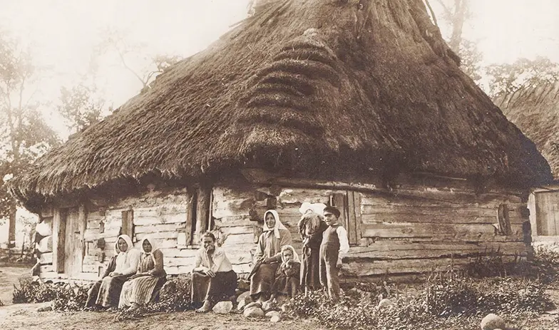 Polska chłopska chata z okresu I wojny światowej. Źródło: "Ilustrowana kronika wojny światowej" ("A világháború képes krónikája", z. 73, 27.02.1916, s. 226) // Państwowa Biblioteka Széchényiego, Domena publiczna