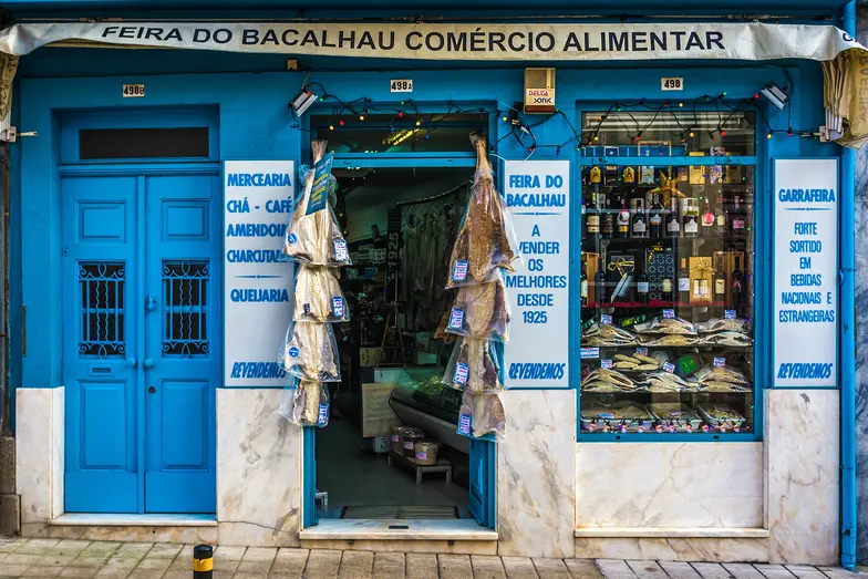 Solone dorsze w tradycyjnym sklepie Bacalhau w Porto w Portugalii // Fot. Fotokon/ Adobe Stoc
