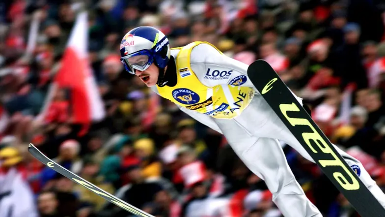 Adam Małysz podczas zawodów o Puchar Świata w skokach narciarskich. Zakopane, 19 stycznia 2002 r. // Fot. Jan Skarżyński / Reporter Adam Małysz podczas zawodów o Puchar Świata w skokach narciarskich. Zakopane, 19 stycznia 2002 r. // Fot. Jan Skarżyński / Reporter