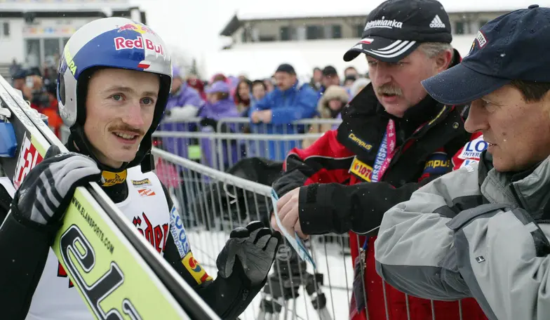Adam Małysz z Włodzimierzem Szaranowiczem i sędzią Markiem Siderkiem. Konkurs Czterech Skoczni w Garmisch-Partenkirchen, Niemcy, 31 grudnia 2003 r. // Fot. Marcin Rutkiewicz / Reporter Adam Małysz z Włodzimierzem Szaranowiczem i sędzią Markiem Siderkiem. Konkurs Czterech Skoczni w Garmisch-Partenkirchen, Niemcy, 31 grudnia 2003 r. // Fot. Marcin Rutkiewicz / Reporter