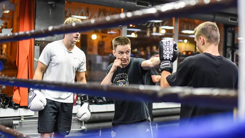 Trening w krakowskiej "Boxerni". Na zdjęciu Bartosz Janik - jeden z trenerów. Kraków, 13 listopada 2025 r. // Fot. Jacek Taran Trening w krakowskiej "Boxerni". Na zdjęciu Bartosz Janik - jeden z trenerów. Kraków, 13 listopada 2025 r. // Fot. Jacek Taran