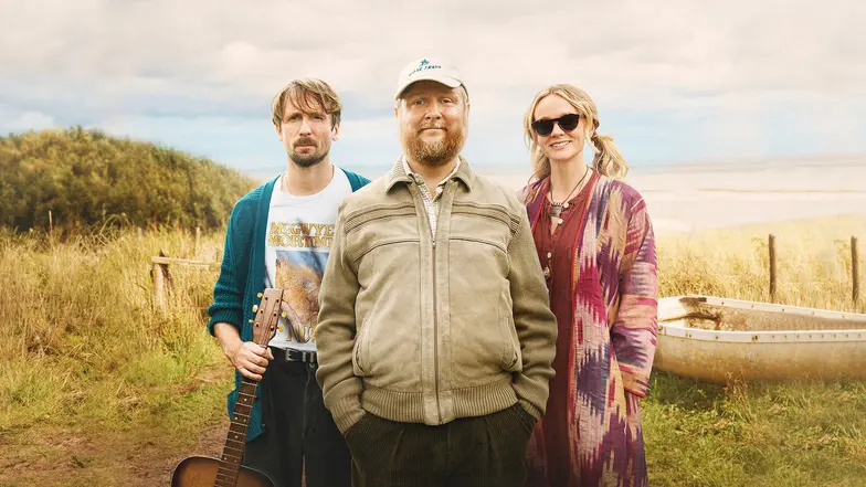 Tom Basden, Tim Key i Carey Mulligan w filmie „The Ballad of Wallis Island”, reż. James Griffiths, 2025 r. // Materiały prasowe Apple TV+