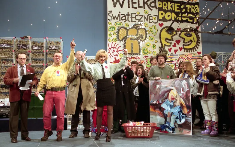 Pierwszy finał Wielkiej Orkiestry Świątecznej Pomocy prowadzą Jerzy Owsiak, Agata Młynarska i Walter Chełstowski (po lewej). Warszawa, Studio Telewizji Polskiej, 3 stycznia 1993 r. // fot. Jan Bogacz / PAP