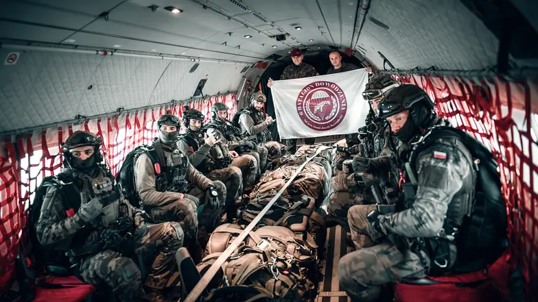 Spadochroniarze z 6. Brygady Powietrznodesantowej na Gotlandii. W manewrach Gotland Sentry we wrześniu 2025 r. polskie i szwedzkie wojska ćwiczyły obronę przed atakiem ze Wschodu. // Fot. Piotr Gubernat / Zespół Reporterski Dowództwa Operacyjnego RSZ