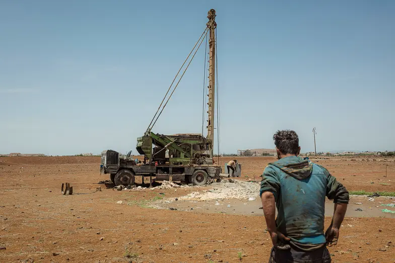 Podczas wojny domowej zniszczono infrastrukturę wodonośną, rolnicy desperacko wiercą więc studnie. Bogatsi zaciągają na to kredyty. Większość odwiertów nie znajduje wody. // Fot. Amadeusz Świerk