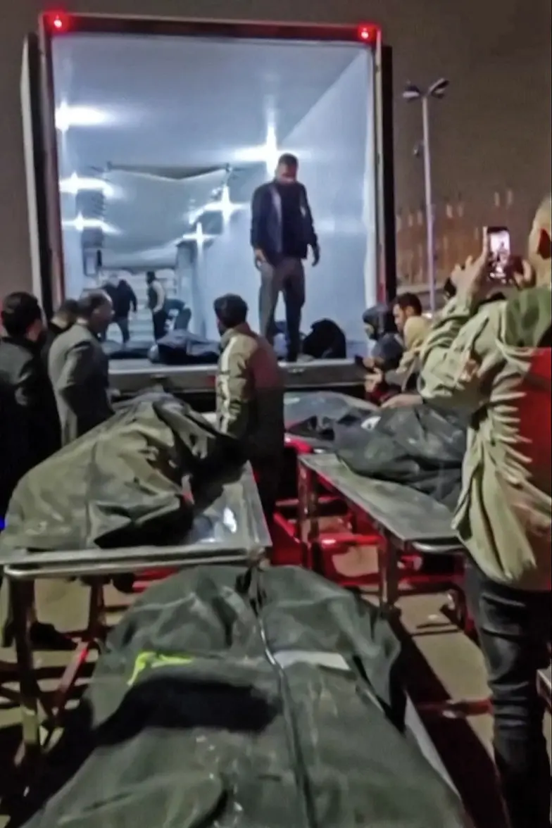 Kadr z filmu pokazujący śmiertelne ofiary po antyrządowych zamieszkach w Iranie przed Centrum Diagnostyki Sądowej i Laboratoryjnej w Kahrizak w prowincji Teheran, styczeń 2026 r. // Fot. UGC / AFP / East News