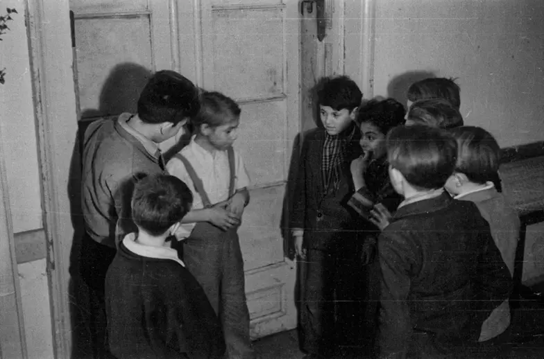 Chłopcy z dziecięcego samorządu przyjmują nowoprzybyłego kolegę. Budapeszt, między rokiem 1945 a 1950. // dzięki uprzejmości Luterańskiej Centralnej Kolekcji 