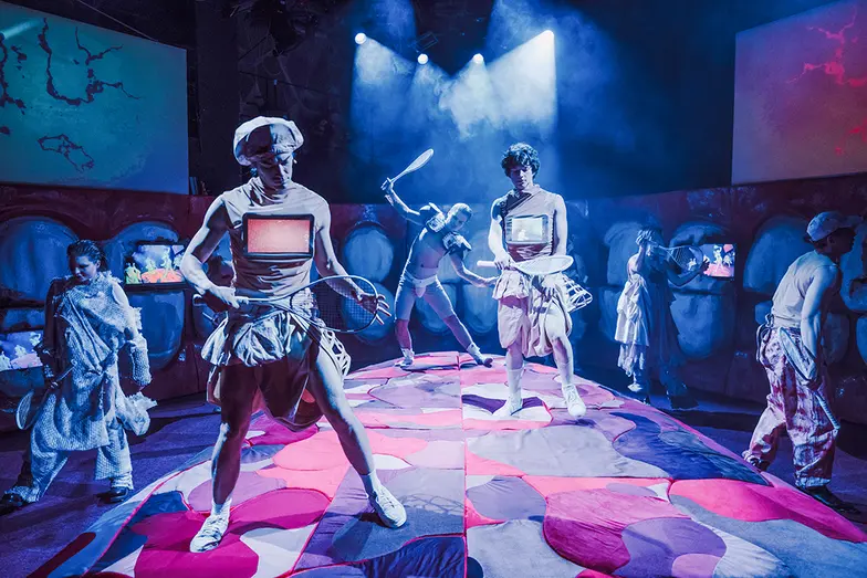 Paweł Brzeszcz (Lamont Chu), Hubert Łąpacz (Orin Incandenza), Hugo Tarres (Hal Incandenza) w spektaklu "Niewyczerpany żart" Davida Fostera Wallace'a w reż. Kamila Białaszka // Fot. Karolina Jóźwiak / Archiwum Artystyczne Teatru Narodowego 