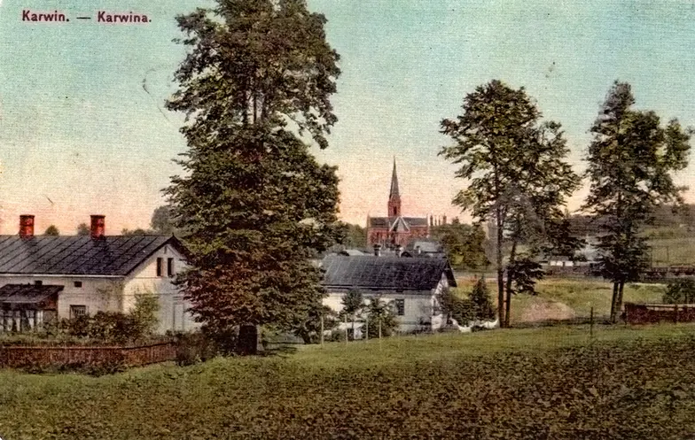 Stara Karwina na początku XX w. Na zdjęciu kościół św. Henryka, z powodu szkód góniczych został zamknięty w roku 1955, a w 1960 zburzony. // Wydawnictwo Bílá vrána / materiały prasowe