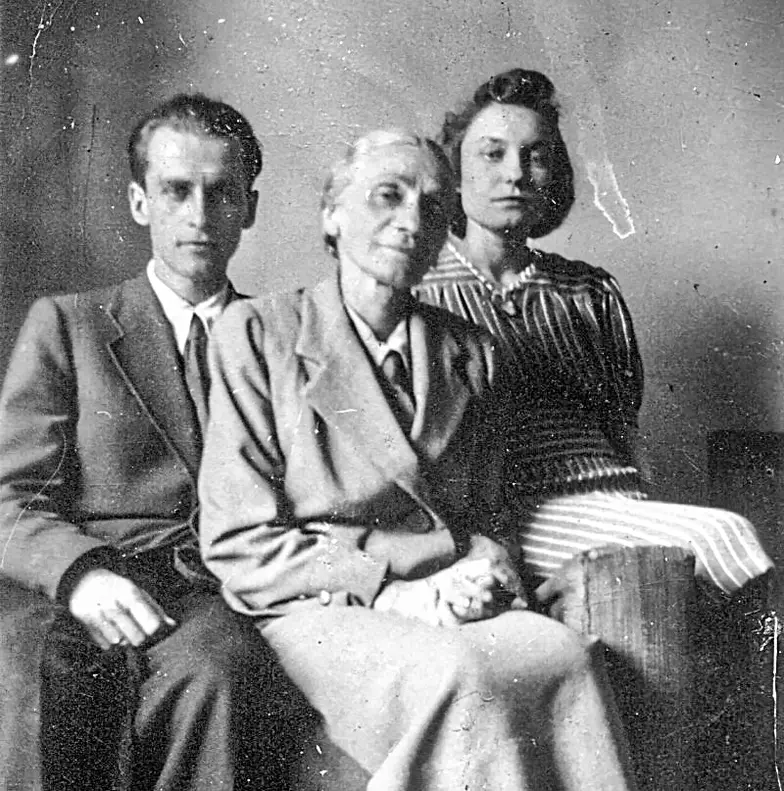 Krzysztof Kamil Baczyński z matką Stefanią i żoną Barbarą, ok. 1943 r. // Wikimedia / Domena publiczna