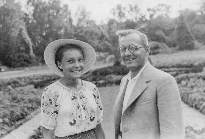 Barbara Drapczyńska (żona Baczyńskiego) z ojcem Ryszardem, Ciechocinek 1939 r. // domena publiczna