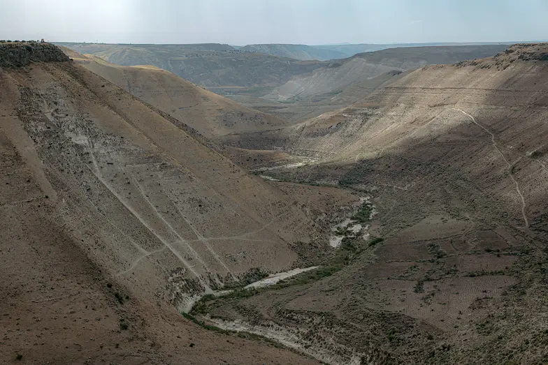 Dolina rzeki Jarmuk, tuż nad zbiornikiem wodnym Al-Wehda, niedaleko Zayzun.. Susza stwarza problem nie tylko dla Syrii, ale także dla Jordanii, gdyż Jarmuk jest największym dopływem Jordanu. // Fot. Amadeusz Świerk