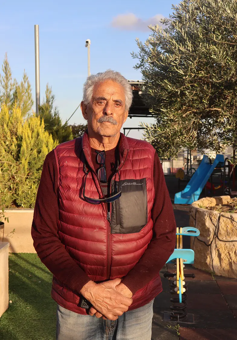 Bob Suberi, obywatel USA i Izraela, krytycznie patrzy na żydowskie osadnictwo. Hebron, 30 grudnia 2025 r. // Fot. Jan Pocheć