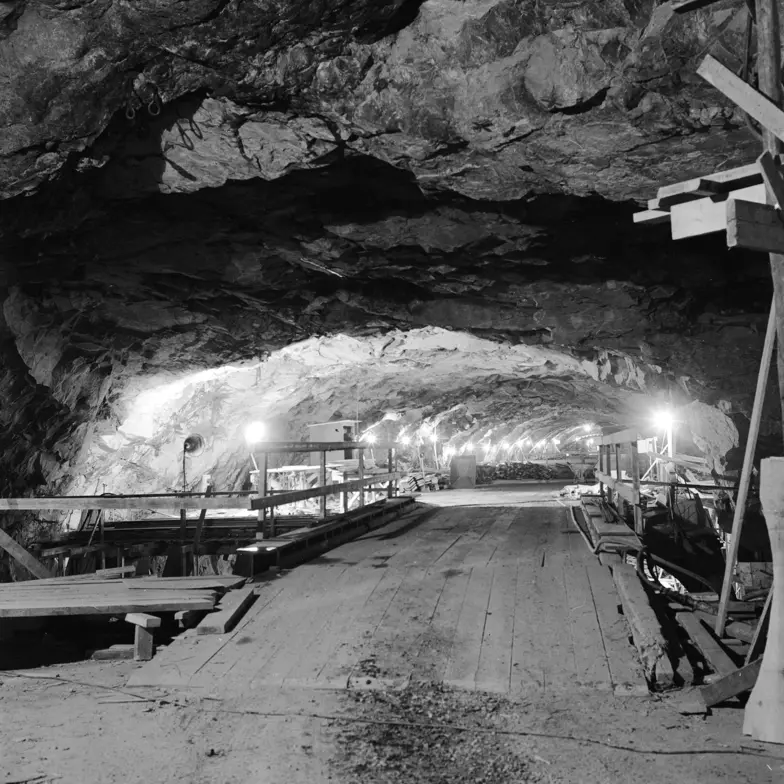 Spodziewając się wojny atomowej w Europie, Szwedzi pracowali nad własną bombą i równocześnie budowali system ochrony dla ludności. Na zdjęciu: schron przeciwatomowy przeznaczony dla 20 tys. ludzi. Okolice Sztokholmu, 1955 r. // Fot. Evans / Three Lions / Getty Images